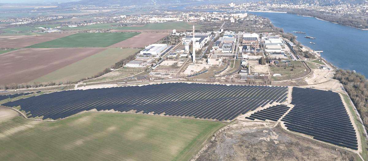Letecký záber na fotovoltaickú elektráreň